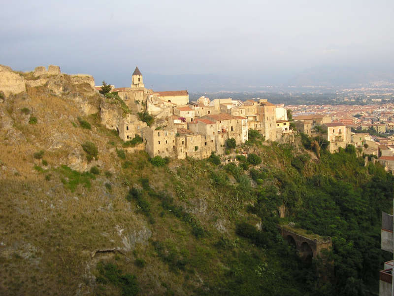 Италия город скалея